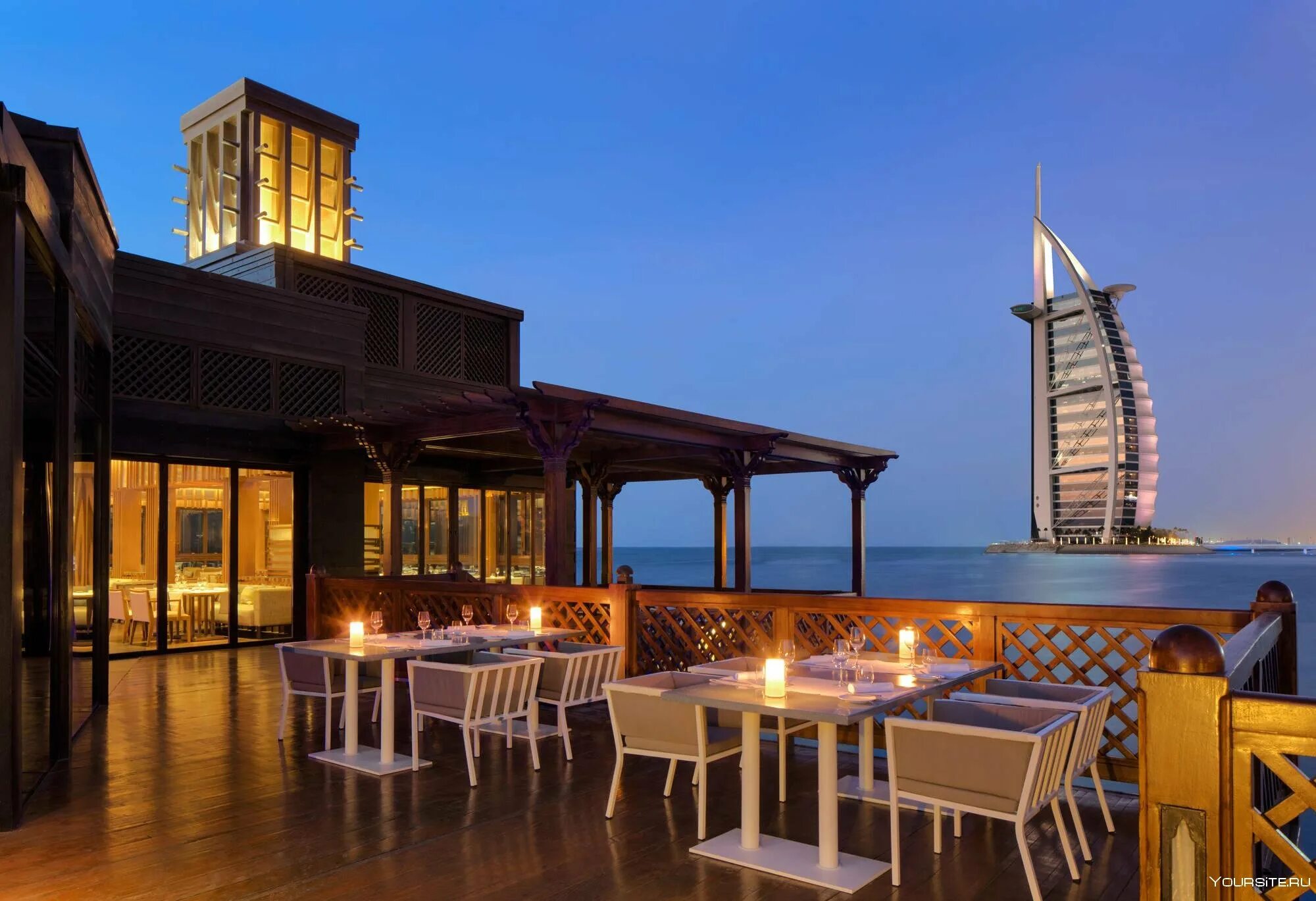 Ресторан с видом дубай. Pierchic ресторан Дубай. Аль Каср отель Дубай рестораны. Madinat Jumeirah Dubai рестораны. Мадинат Джумейра Дубай вилла.