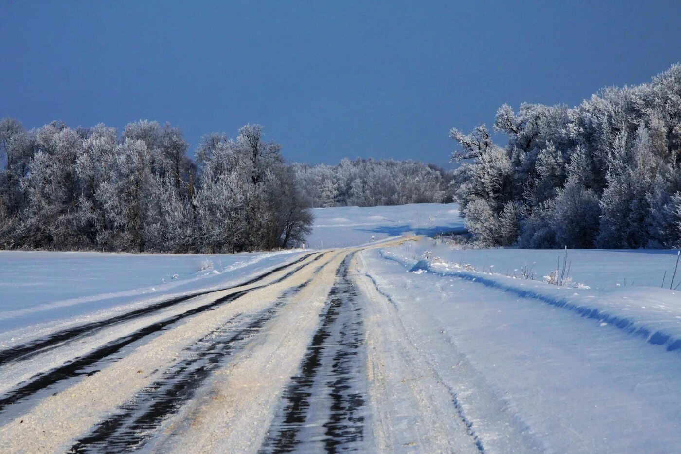Тема зимней дороги. Зимние дороги. Зима дорога. Зимняя трасса. Заснеженная дорога.