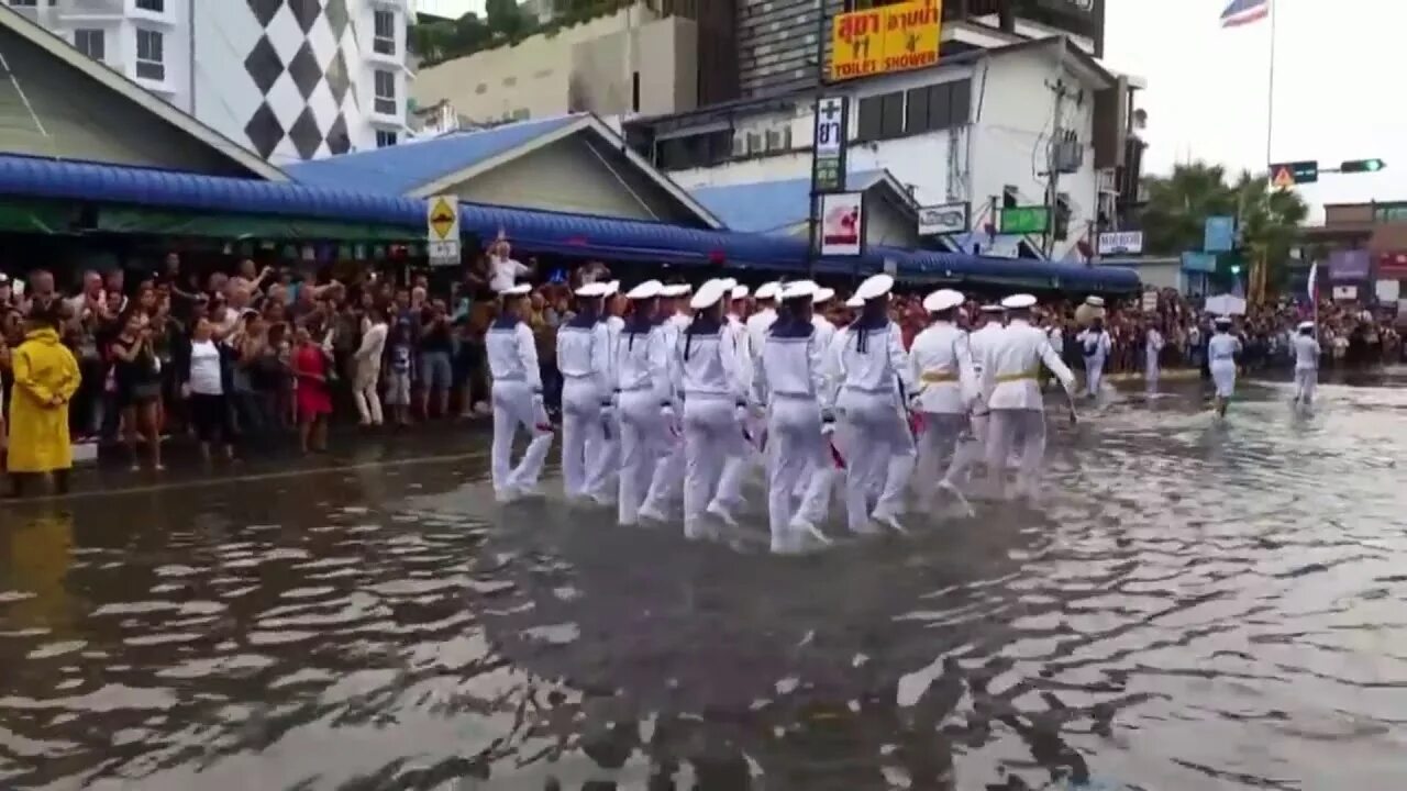 Русские моряки маршируют по воде на параде в Таиланде. Парад в Паттайе русских моряков. Русские моряки маршируют в Тайланде. Парад моряков в Таиланде. Видео парад в тайланде