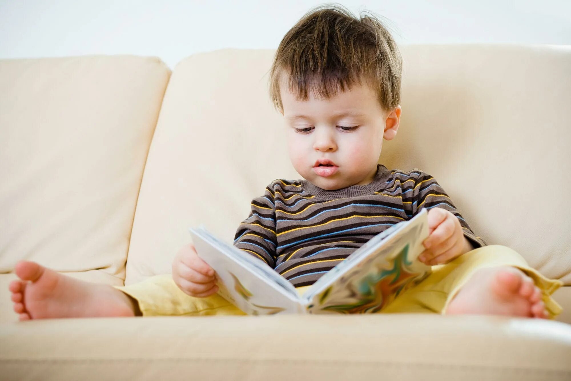 Ребенок. Ребенок 3 года. Книги для детей. Дети читают. Ее читают малыши