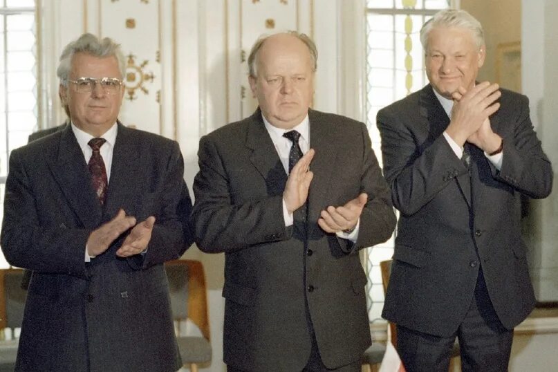 8 декабря 1991 создание. Беловежская пуща вискули 1991. горбачев кравчук и шушкевич. шушкевич горбачев кравчук беловежская пуща.