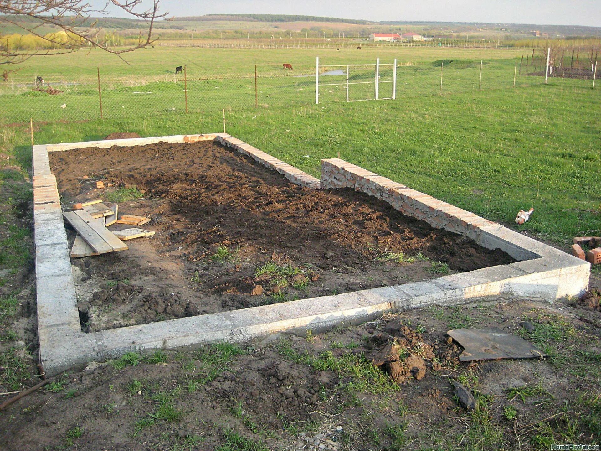 Ленточный фундамент для бани 5на5. Фундамент монолитная плита под ключ. Столбчатый фундамент под сарай 6х3. Залить фундамент под дачу. Фундамент для домика на даче.