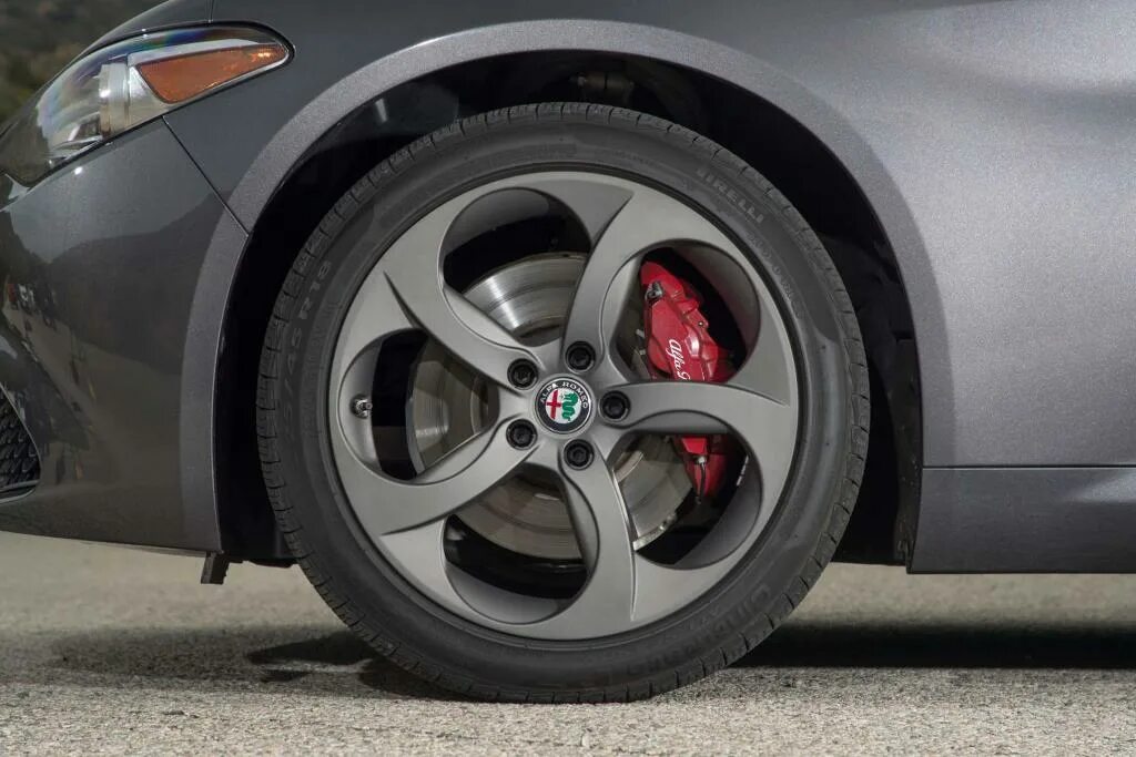 Диски альфа ромео 5х110. Колесо альфа ромео. Alfa romeo 8c wheels. Колесо альфа ромео. Колесо альфа ромео.