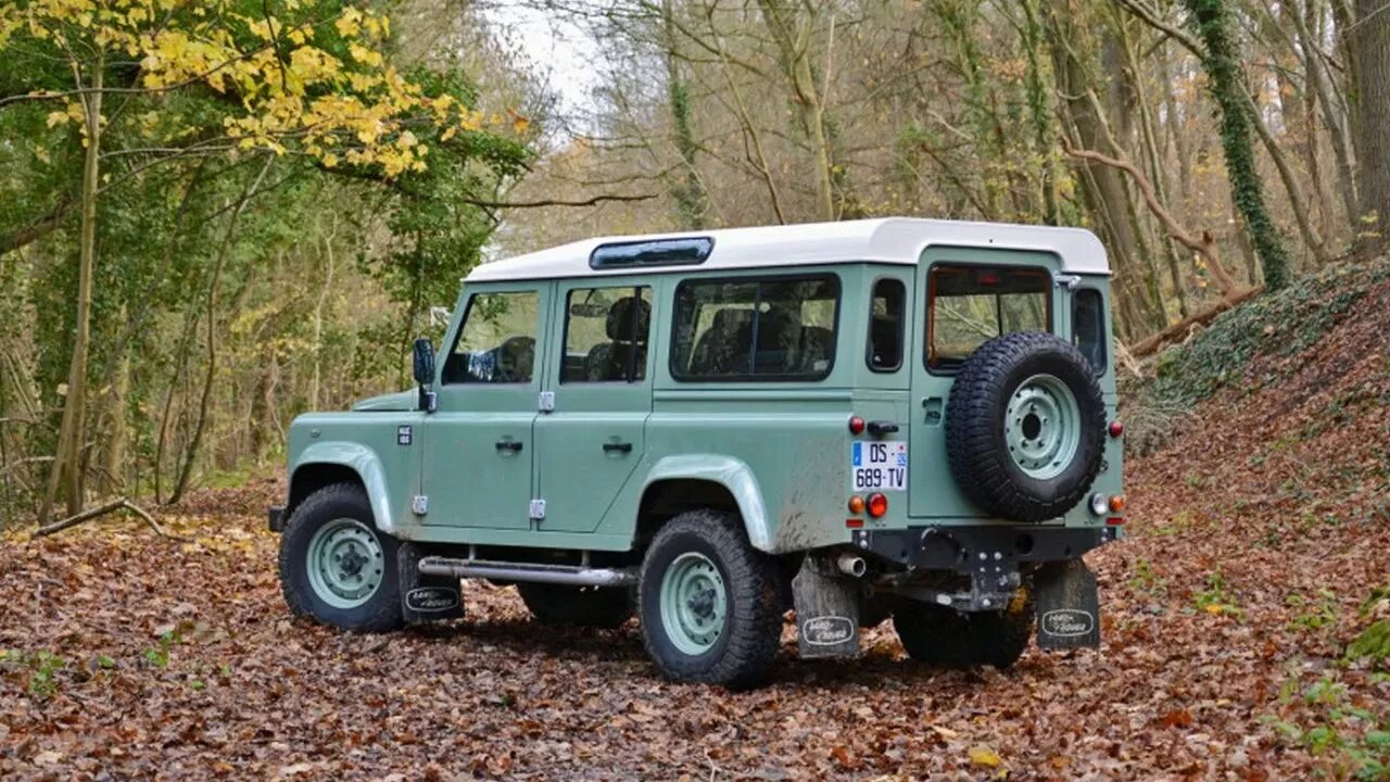 Лэнд Ровер Дефендер 2015. Defender 110 long. Land Rover Defender Heritage Green краска. Defender d90 2015. Defender видео