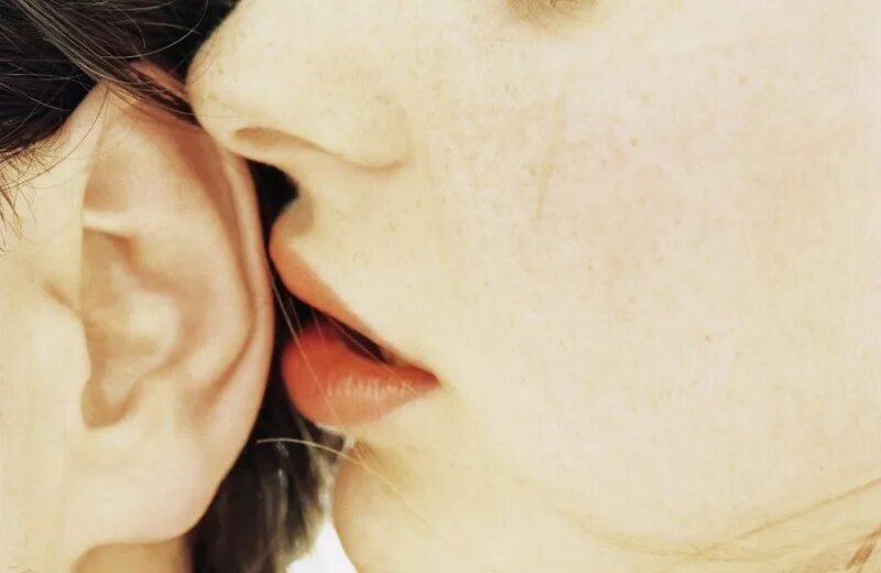 Поцелуй с клубникой. Девушка соблазняет мужчину. Обольщение мужчины. Горячий поцелуй. Обложка для вк страсть.