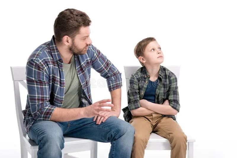 Положил руку на плечо. Девочка сидит на коленях у отца. Father sits on me. Father sits on me. Сидим на полу с папой.