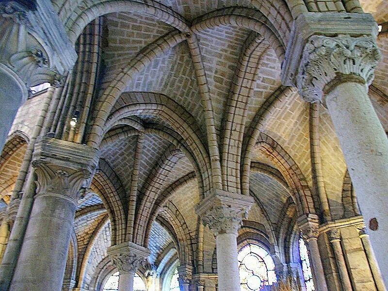Цилиндрический свод романского собора. Стрельчатая арка сен Дени.