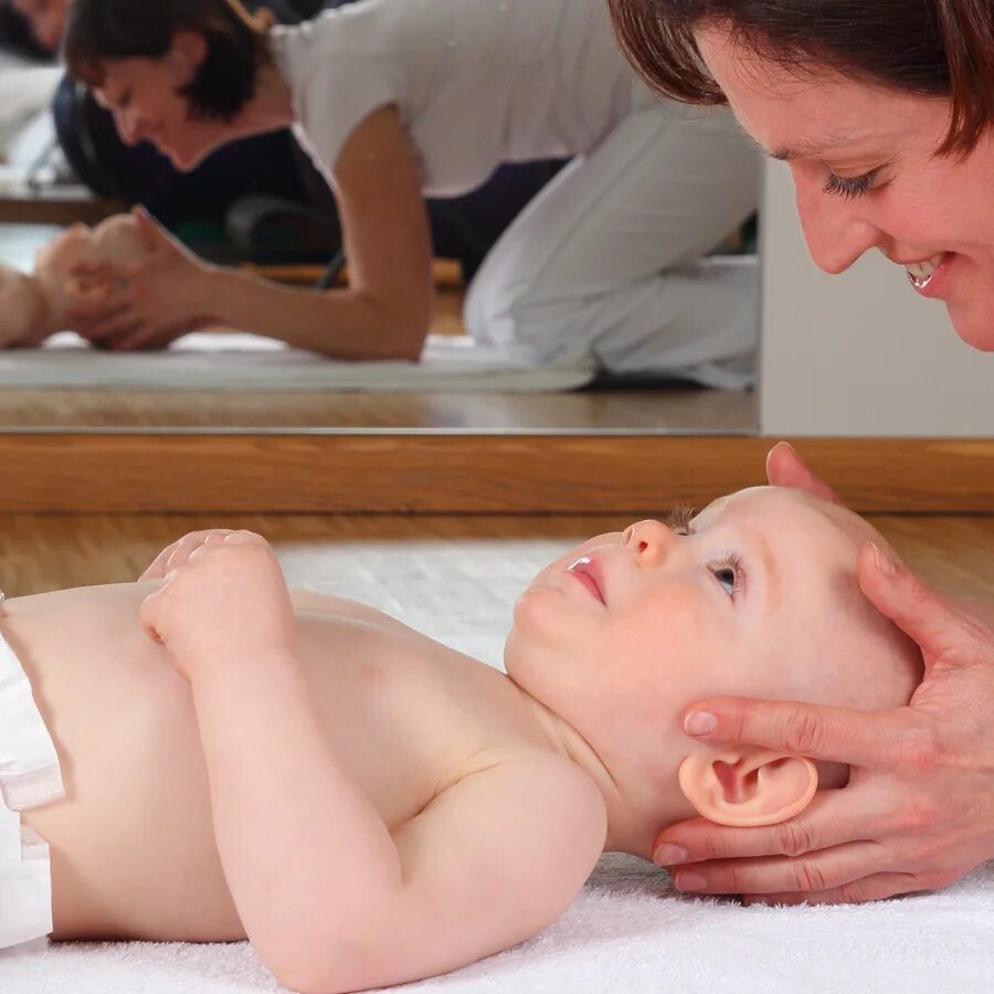 Массаж головы и шейно-воротниковой зоны. Врач невролог детский. Массаж спины ребенку. Массаж детям. Массаж детям.