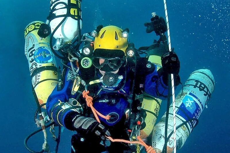 Погружение с аквалангом. Глубина погружения. Дайвер погрузился на глубину. Водолаз. Дайвер погрузился на глубину.