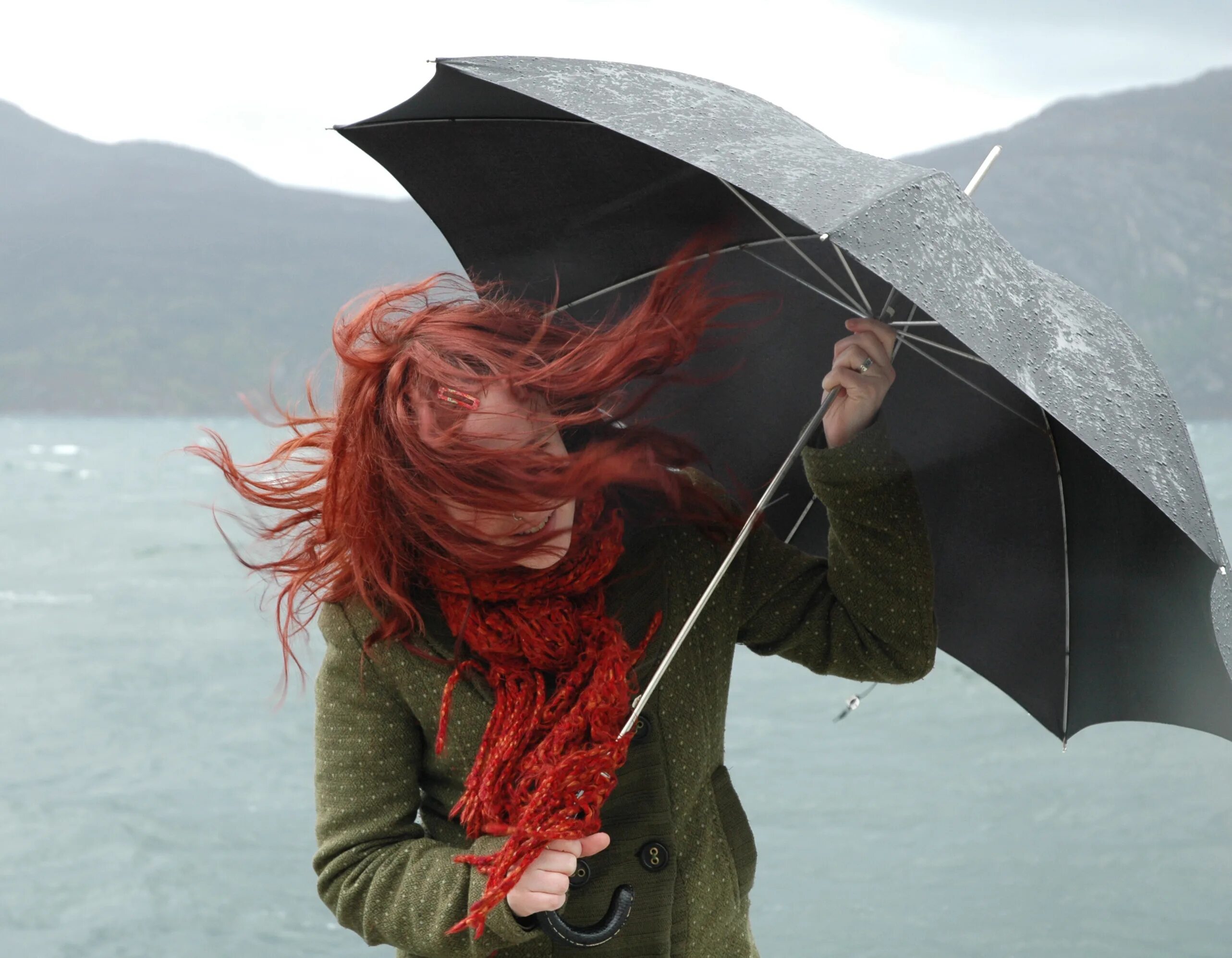 Ветер зонтик. Сильный ветер и зонт. Девушка с зонтом. Рыжая девушка с зонтом. A very strong wind