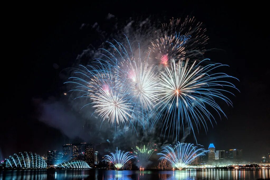 Долларовый фейверк. Новосибирск новогодний салют. Фейверки нг ватикан. Красивый салют. Салют с340.