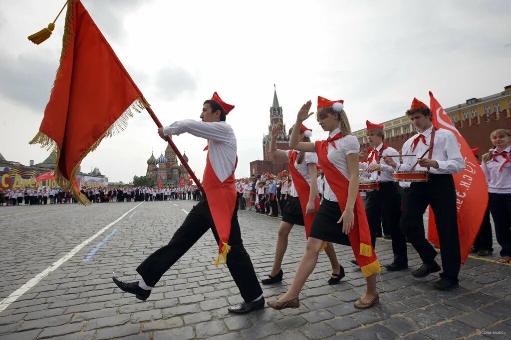 Пионерская знаменная группа СССР. Знамя Пионерской организации. Пионеры маршируют. Марш пионеров. Пионерия в россии