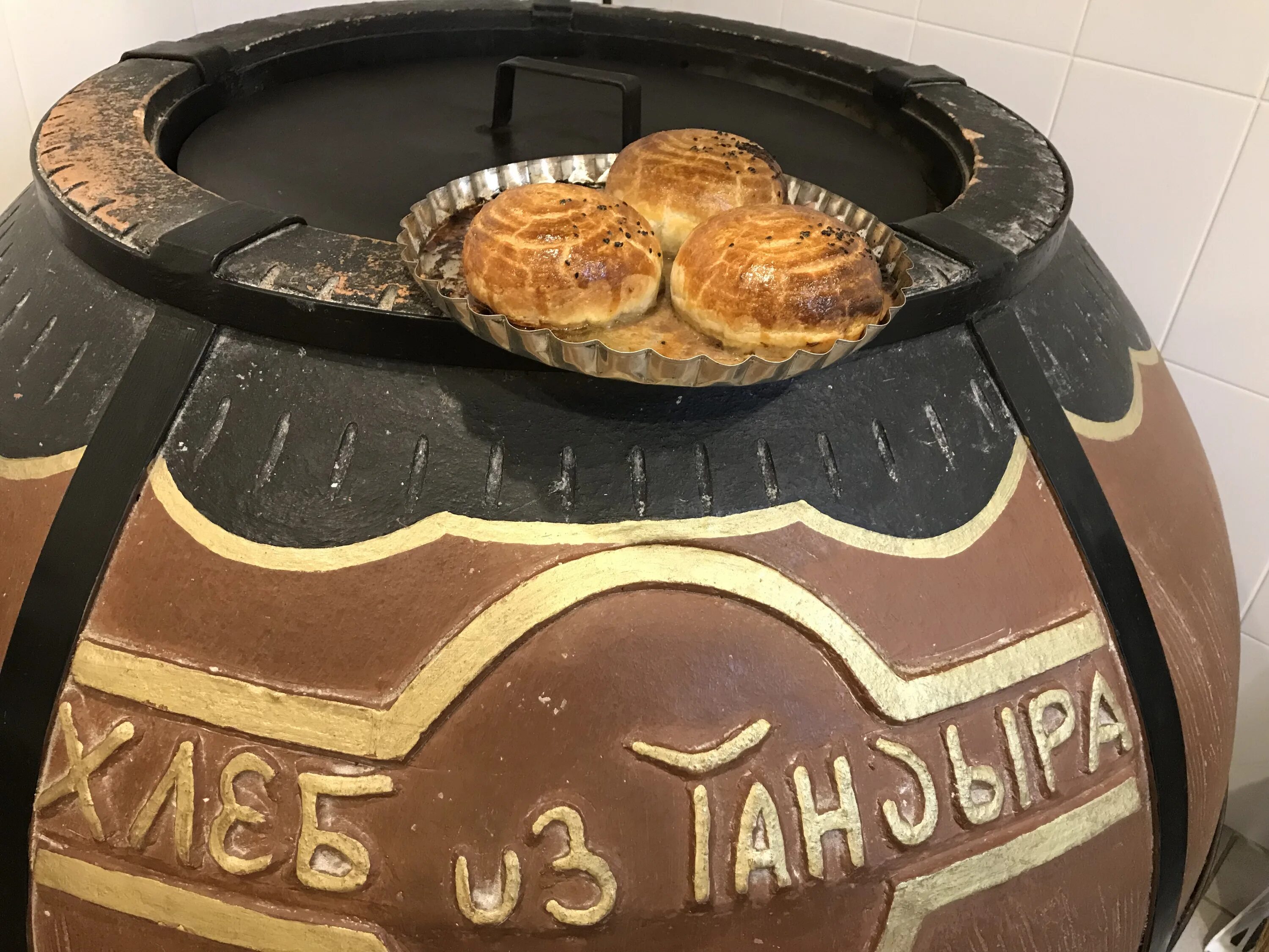 тандыр хлеб. пекарь лепешек в тандыре. тандыр для лепешек. тандыр чурек. пекарь лепешек в тандыре.