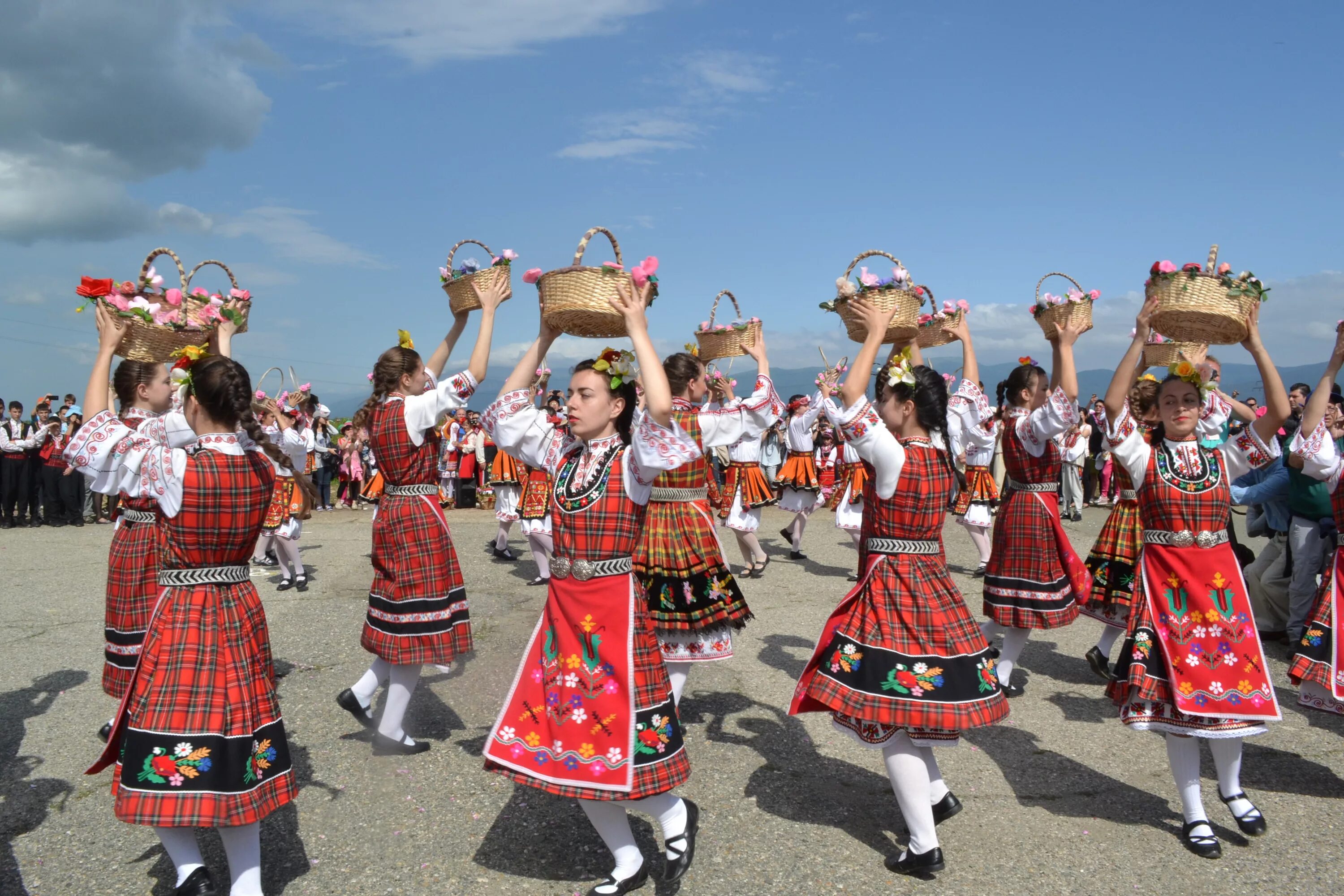 Какой праздник в болгарии. Казанлык Болгария. Фестивале роз Казанлык. Казанлык Болгария фестиваль роз. Болгария Казанлыкская котловина.