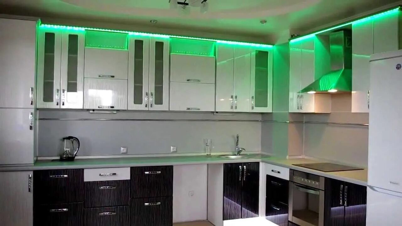 Подсветка для кухни. Светодиодная подсветка для кухни. Кухонный гарнитур с подсветкой. Подсветка кухонного гарнитура светодиодной лентой. Кухня с подсветкой фото