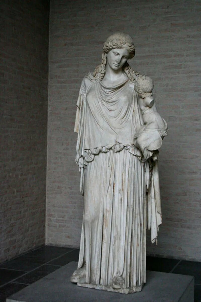 Гестия богиня статуя. Греческая богиня Гестия. Гестия Бог древней Греции. Гестия скульптура древней Греции. Как называется жриц богини весты