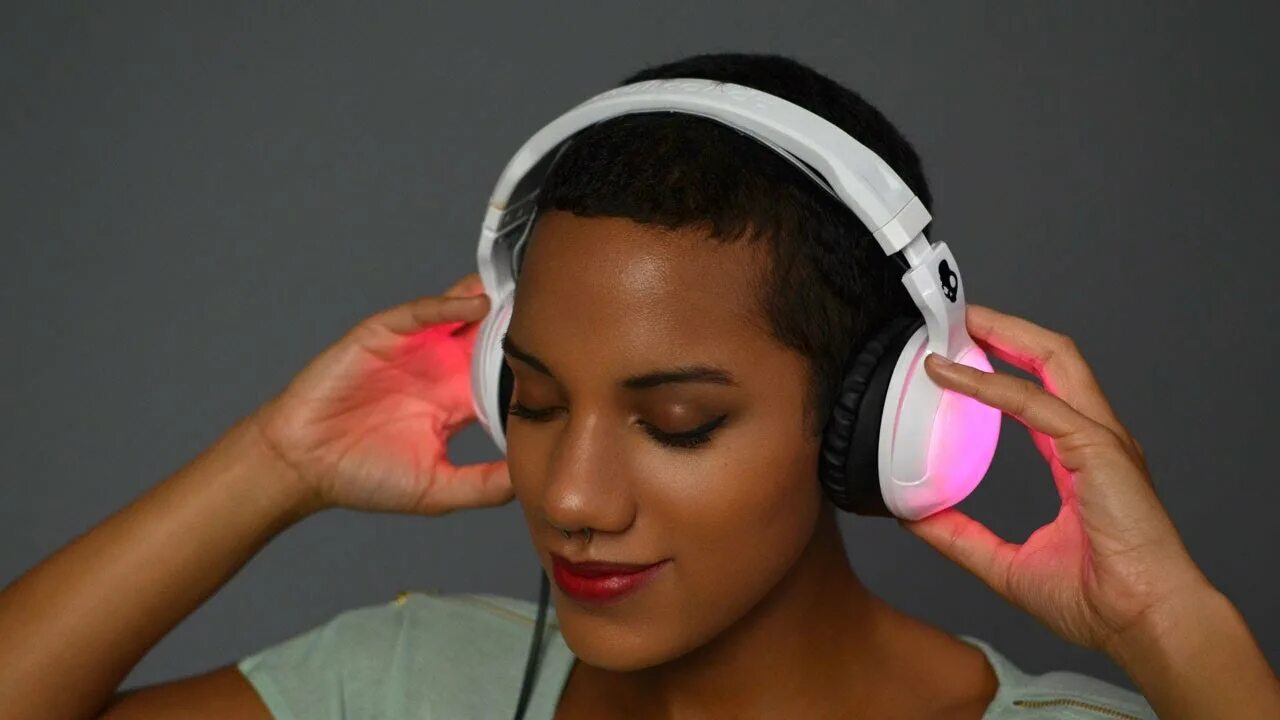 Модель Headphones. Наушники Beats на голове. Наушники в банке. Наушники битс на девушке. Новые модели наушников