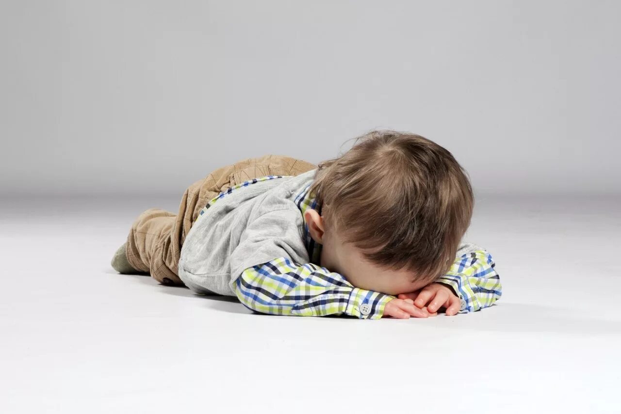 Апатия 2 года. Депрессивный ребенок. Уставший ребенок. Ранний детский аутизм. Женщина в депрессии.