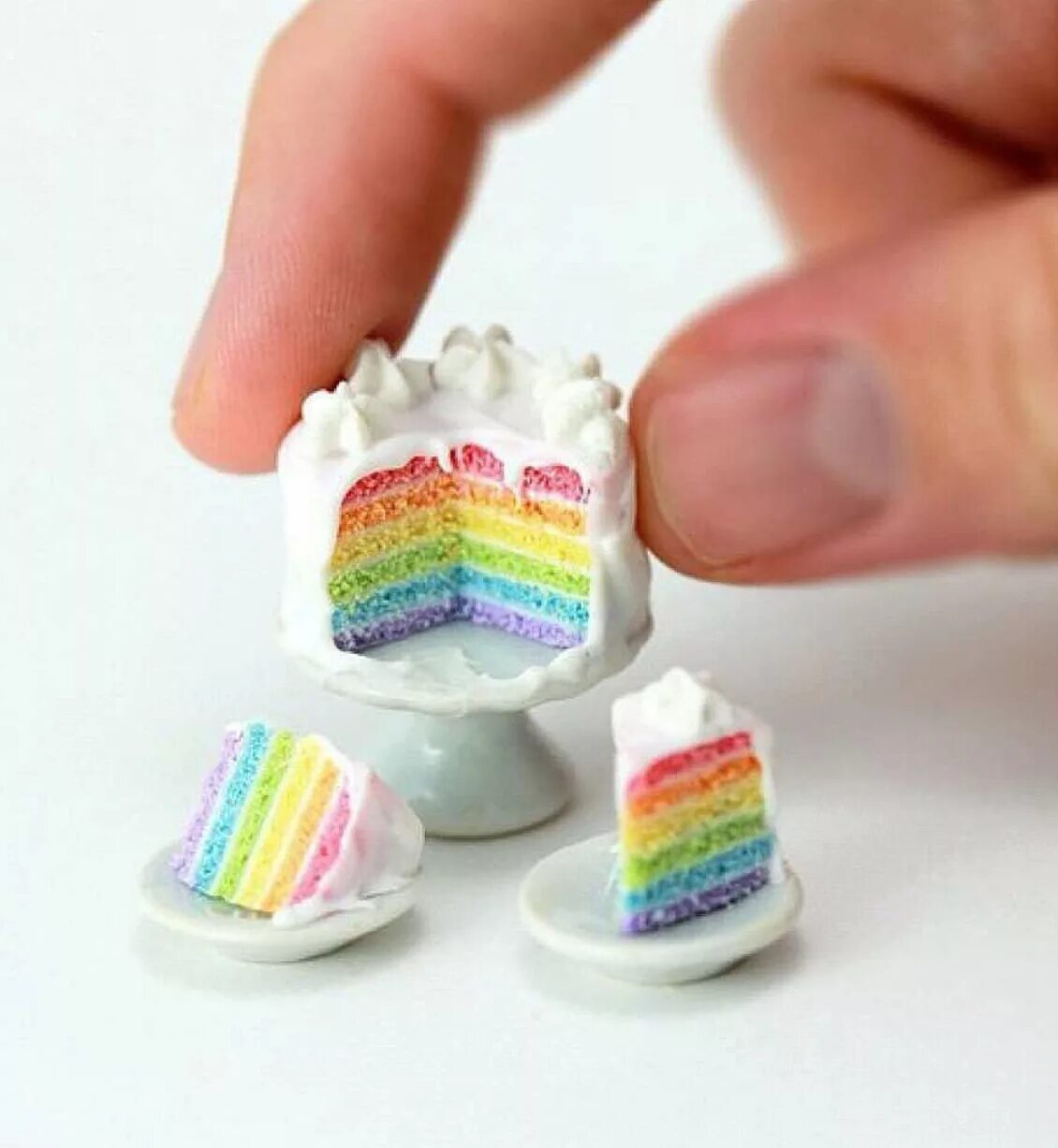 самые красивые и маленькие иторты. миниатюрные тортики из полимерной глины. самый маленький торт в мире фото. пирожные из полимерной глины. микро тортик.