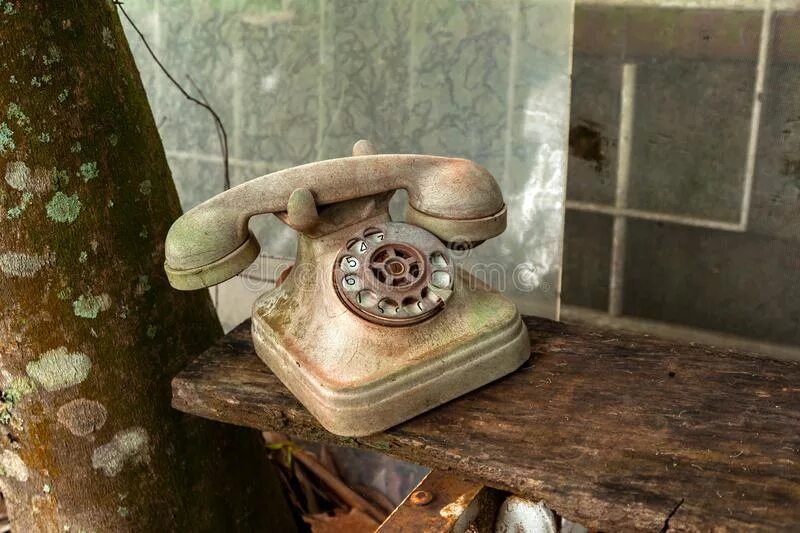Ржавый телефон. Телефон заржавел. Ржавый телефонный аппарат. Грязный телефон. Старый заводской телефон