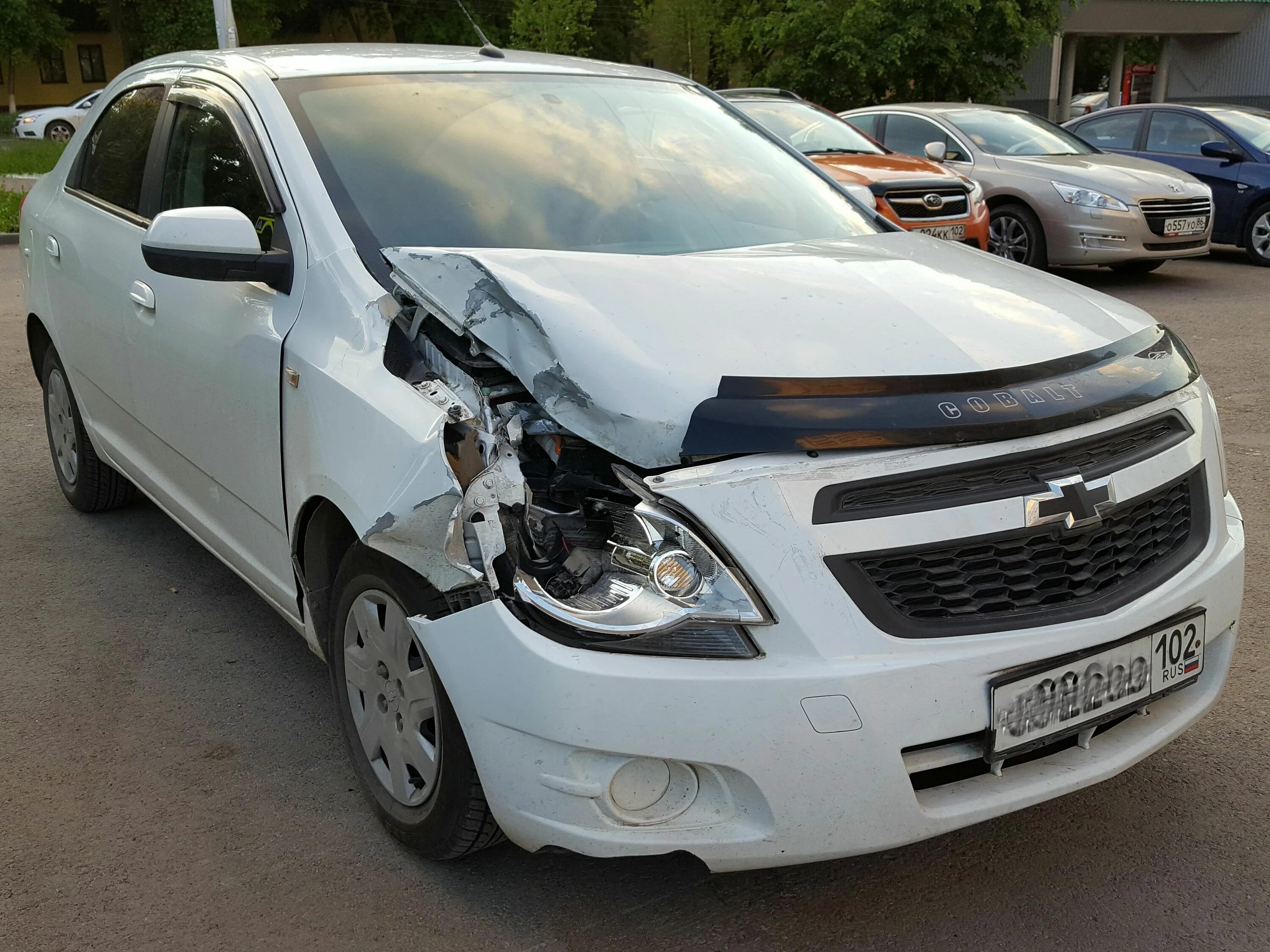 Тойота камри 40 битая. Черный фольксваген поло с разбитым лобовым стеклом. Лада гранта лифтбек битая. Авито после дтп с пробегом. Авто после аварии.