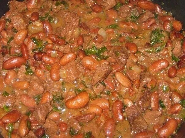 Как приготовить фасоль красную с мясом. Тушеная фасоль. фасоль с мясом. блюда из фасоли с мясом. фасоль с мясом и овощами тушеная.