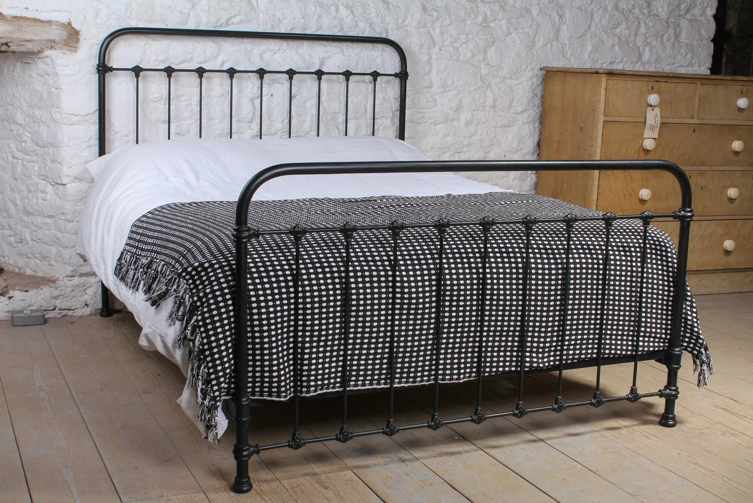 Куплю старые кровати. Кровать панцирная сетка 160*80. Кровать King Size железная. Старая металлическая кровать. Советская железная кровать.