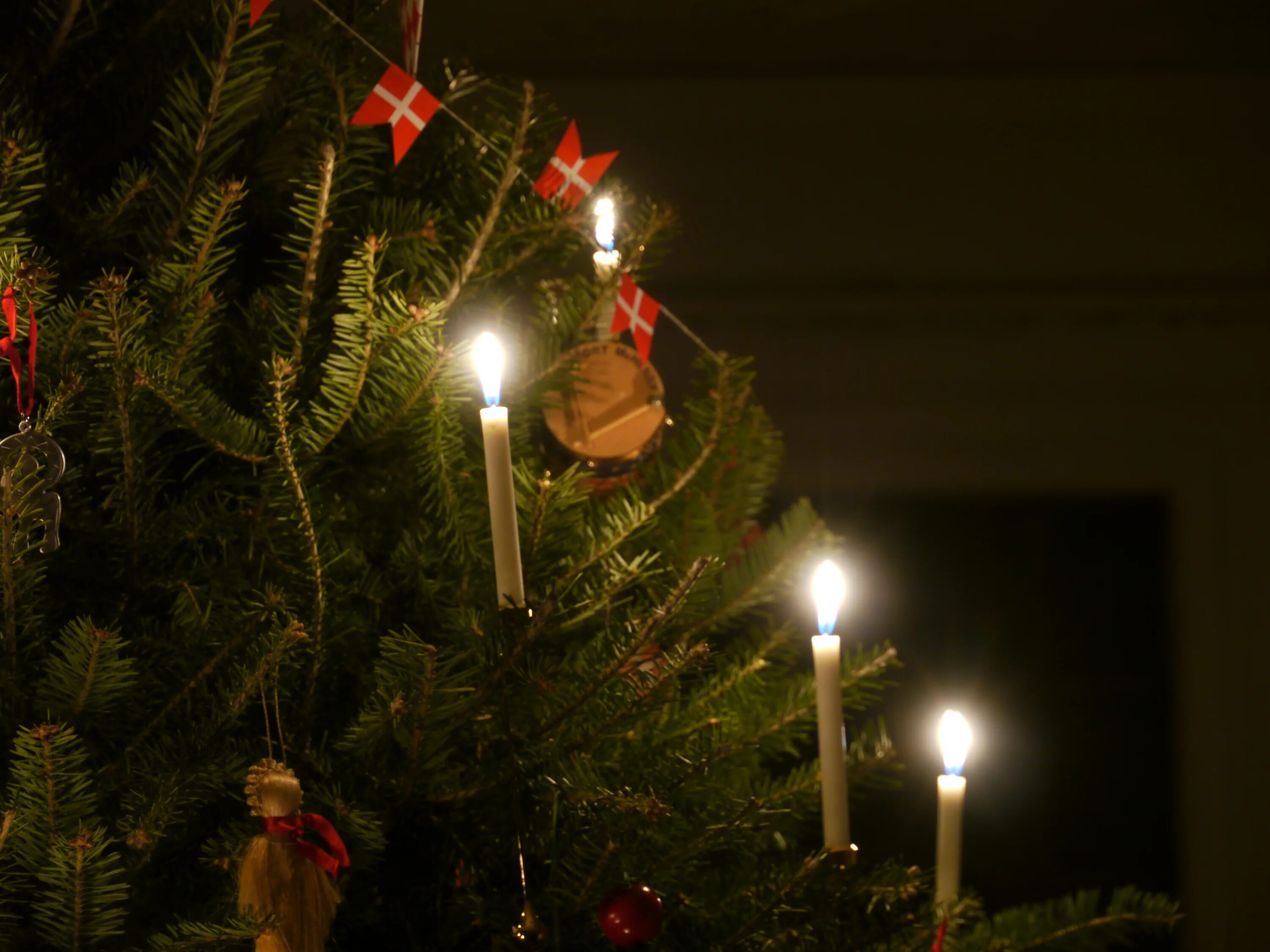 Christmas traditions december. Рождественская ярмарка барселона. Новогодние украшения в италии. Новогодняя италия. Рождественские традиции в сша.