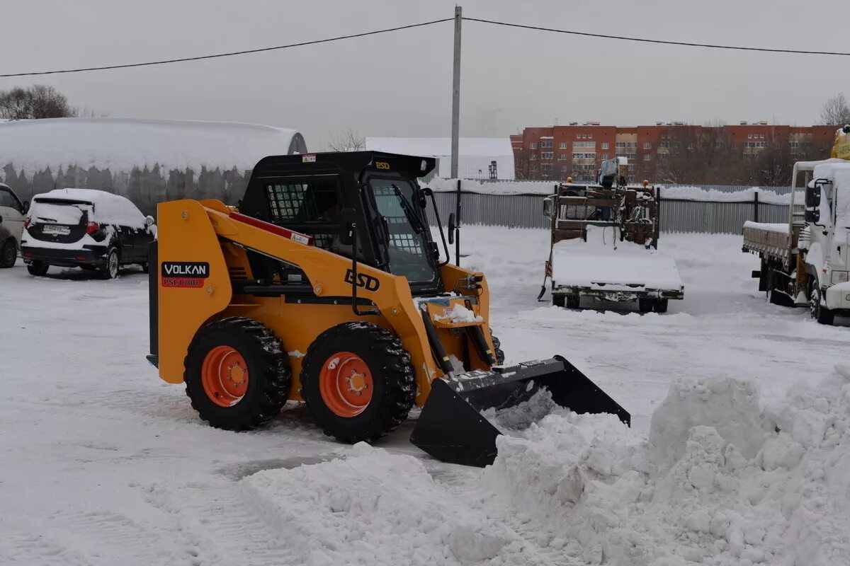 Аренда трактора снег. Снегоуборочный Bobcat трактор Bobcat. Bobcat маленький трактор. Минитрактор Авант 635 снегоуборщик. Минитрактор для уборки Бобкэт.