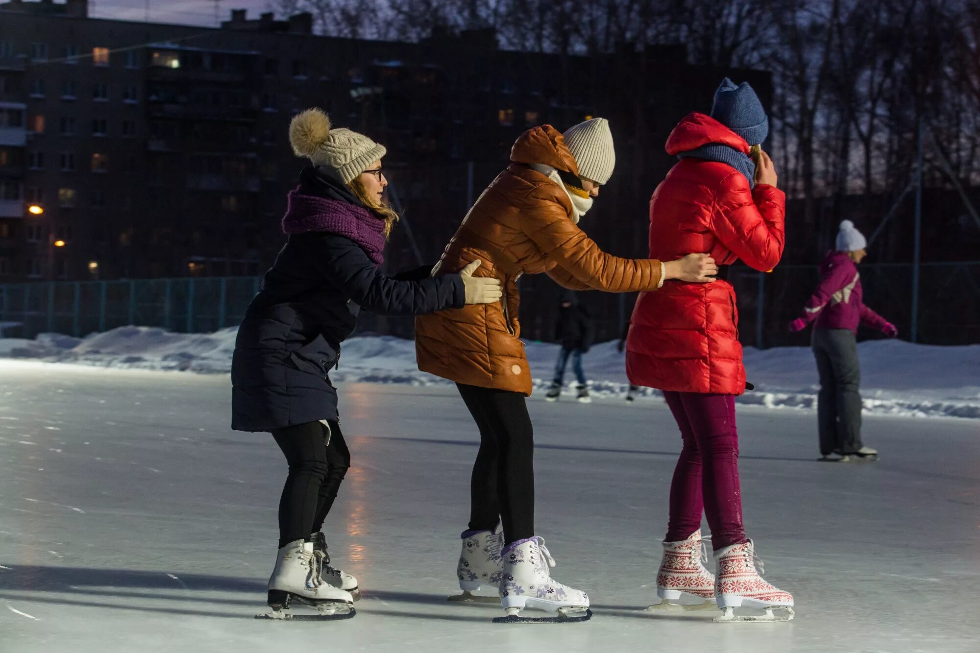 каток в нарымском сквере новосибирск. какие катки работают в новосибирске. самый большой каток в новосибирске. какие катки работают в новосибирске. центральный каток новосибирск 2022.