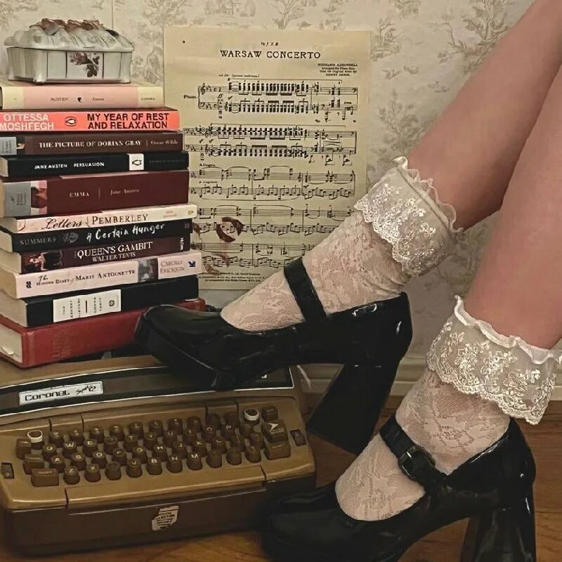 Расскажи мне сказку сериал даниэль кэмпбелл. Moon tell me if i could send. Оливия луна. Don’t tell me the sky's the limit when there are footprints on the moon. Расскажи мне сказку кайла.