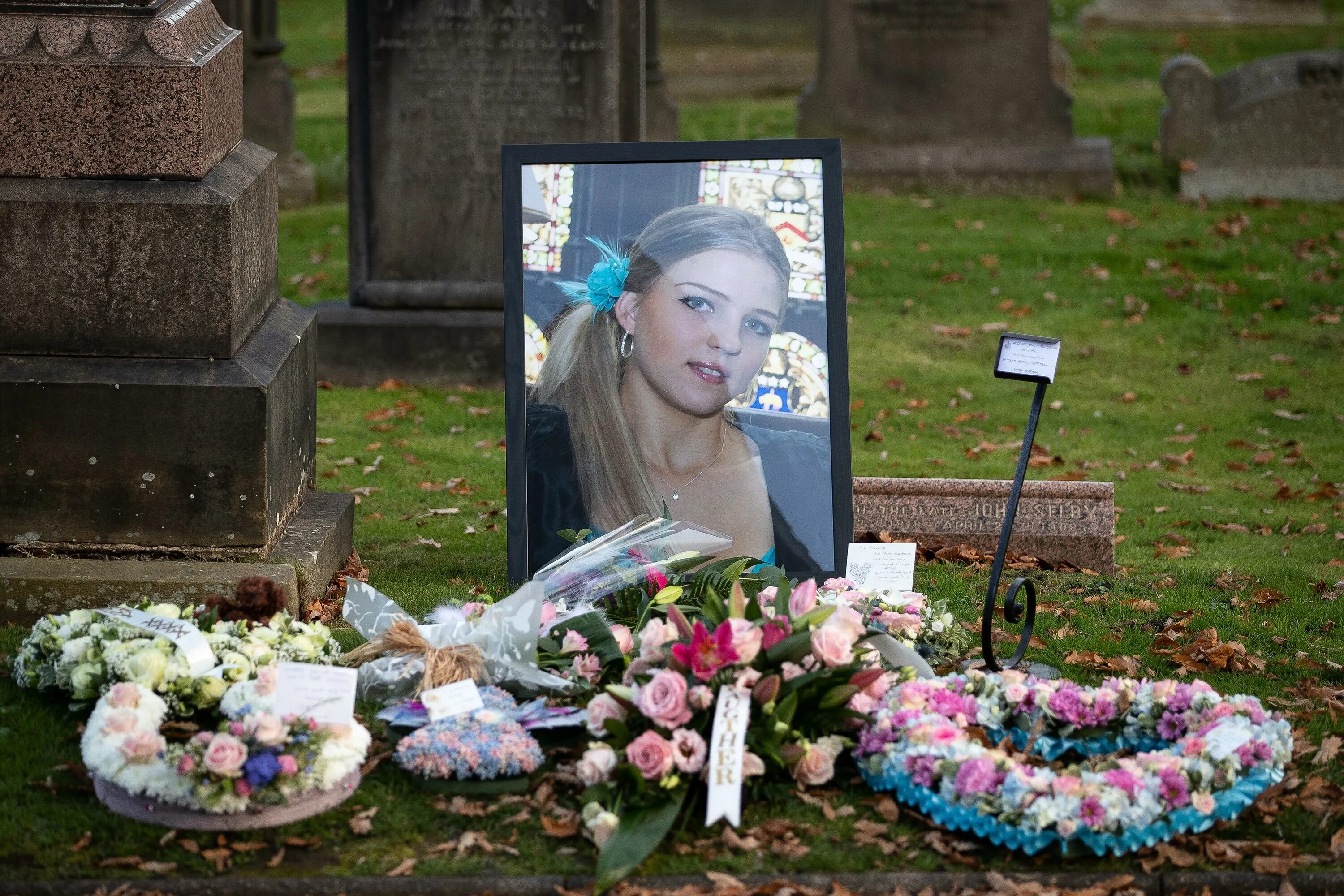 Кейт Уинслет похороны. Девушка на кладбище. Прощание молодых