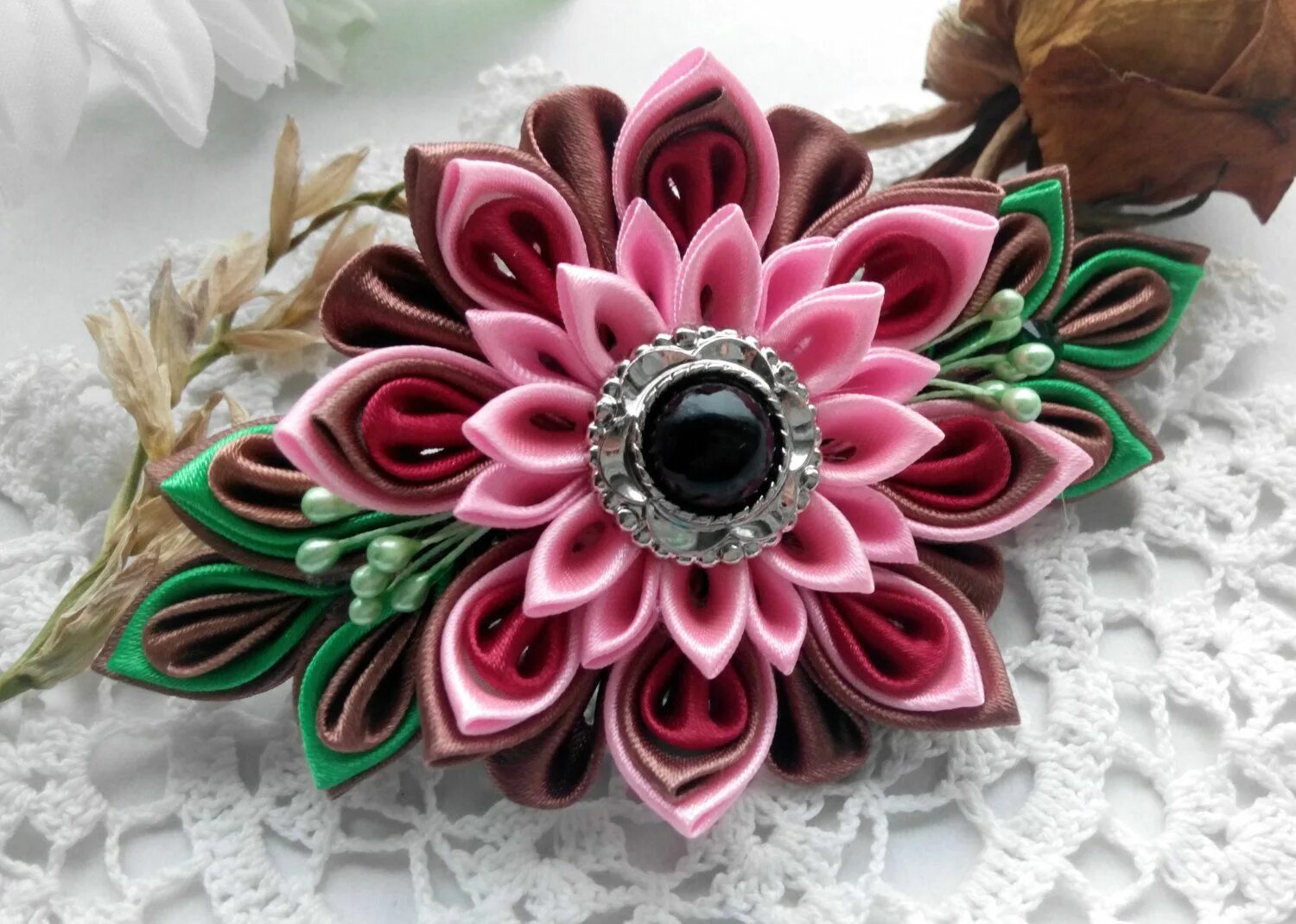 Техника канзаши заколка. Канзаш. Заколки канзаши для женщины. Хана кандзаси. Кандзаси биракан.