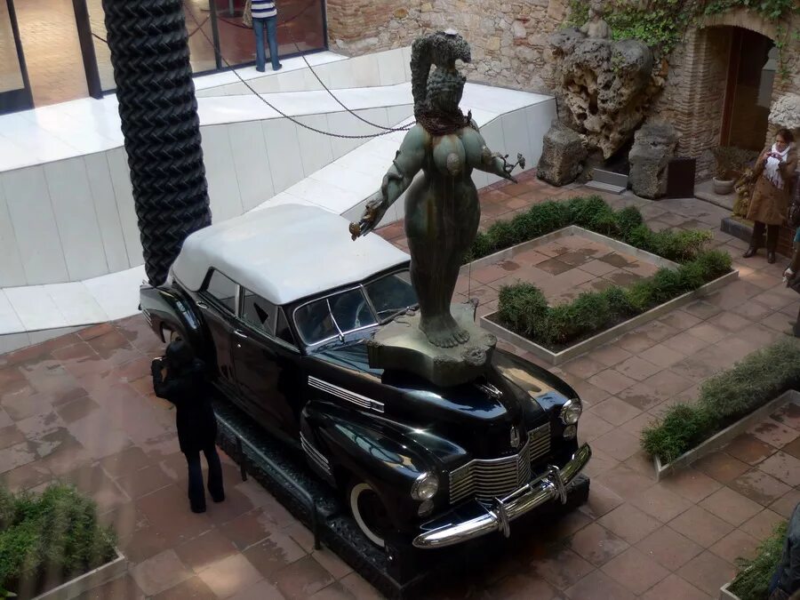 дождливое такси сальвадора дали. памятник такси ангарска. кадиллак сальвадора дали. кадиллак сальвадора дали. дождливое такси.