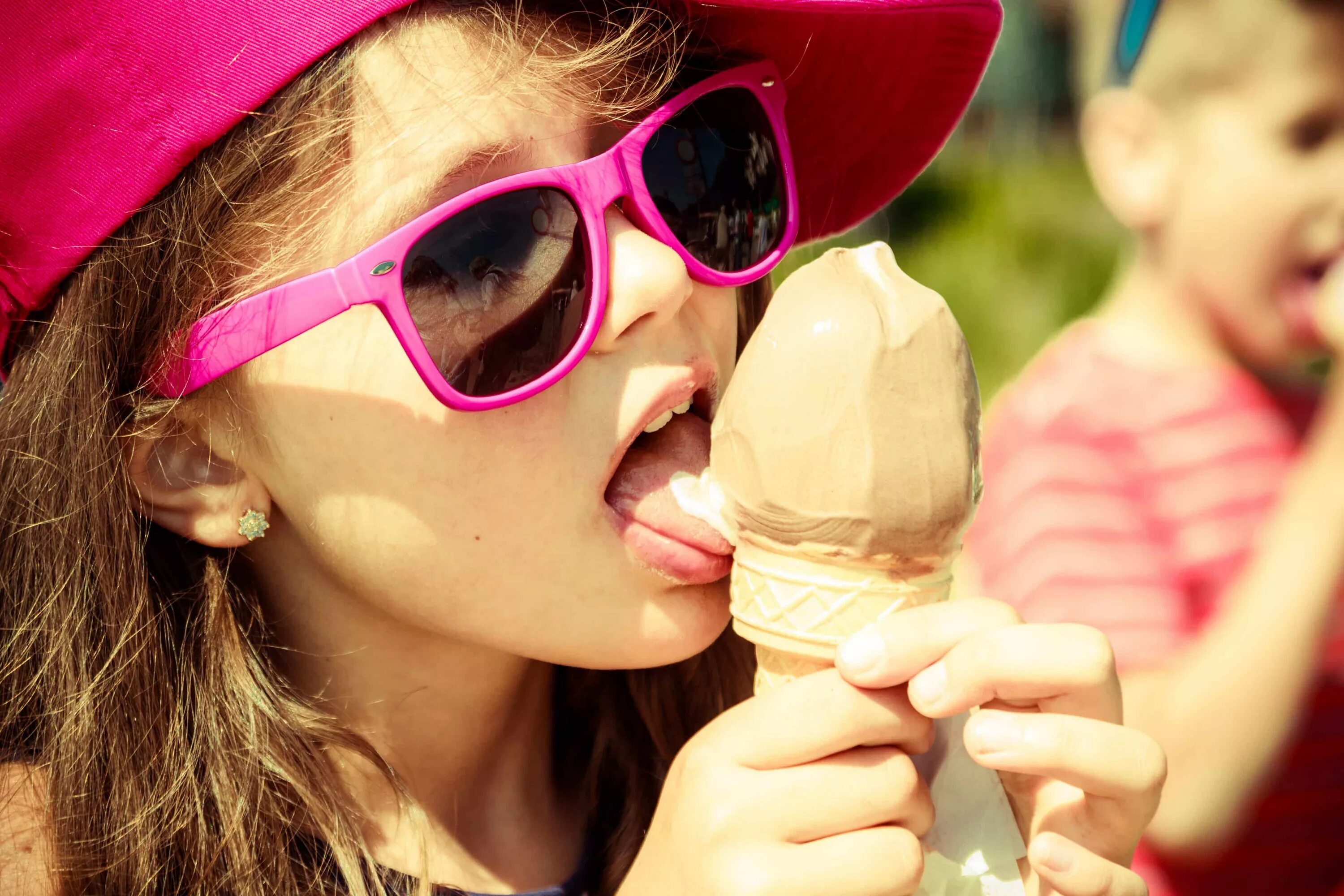 Девочка ест мороженое. Маленькая девочка и мороженое. Девушка с мороженым. Девочка лижет мороженое. Рот мороженого