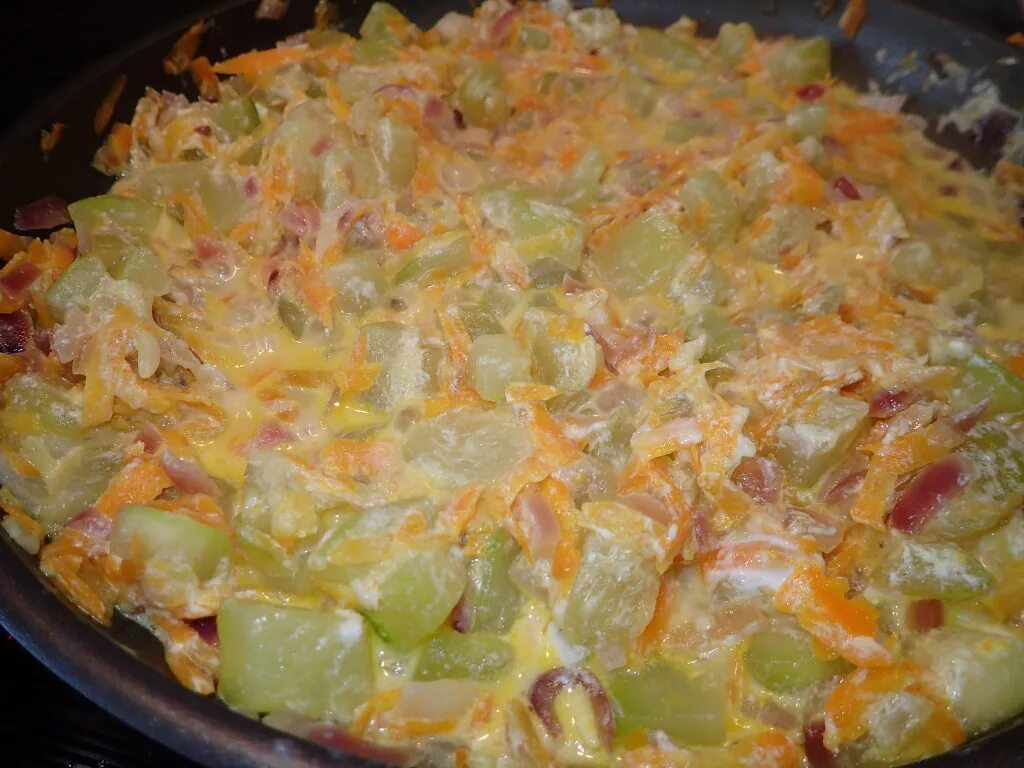 Кабачки тушёные с морковью и луком. Кабачки с перцем и помидорами на сковороде. Кабачки обжаренные с луком и морковью. Кабачки тушеные с помидорами. Кабачки тушеные с помидорами.