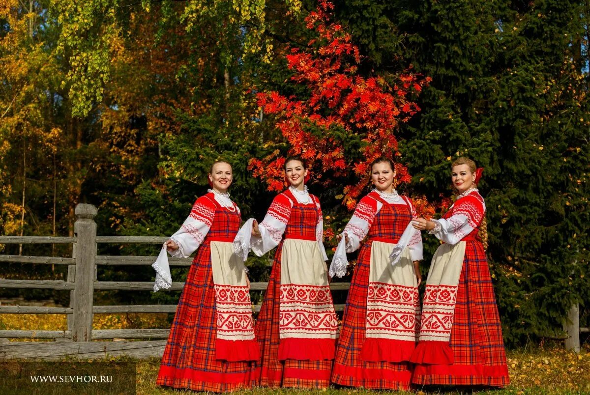 Народные картинки. Песенный фольклор русского севера. Фольклорный коллектив на природе. Хор русский народный на природе. Фольклорный ансамбль на природе.