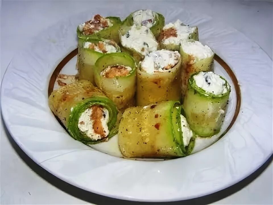 Рулетики из цуккини. Баклажанные рулетики ассорти. Закуска рулетики рецепты с фото. Закуска рулетики рецепты с фото. Закуска из ветчины рулетики с сыром.