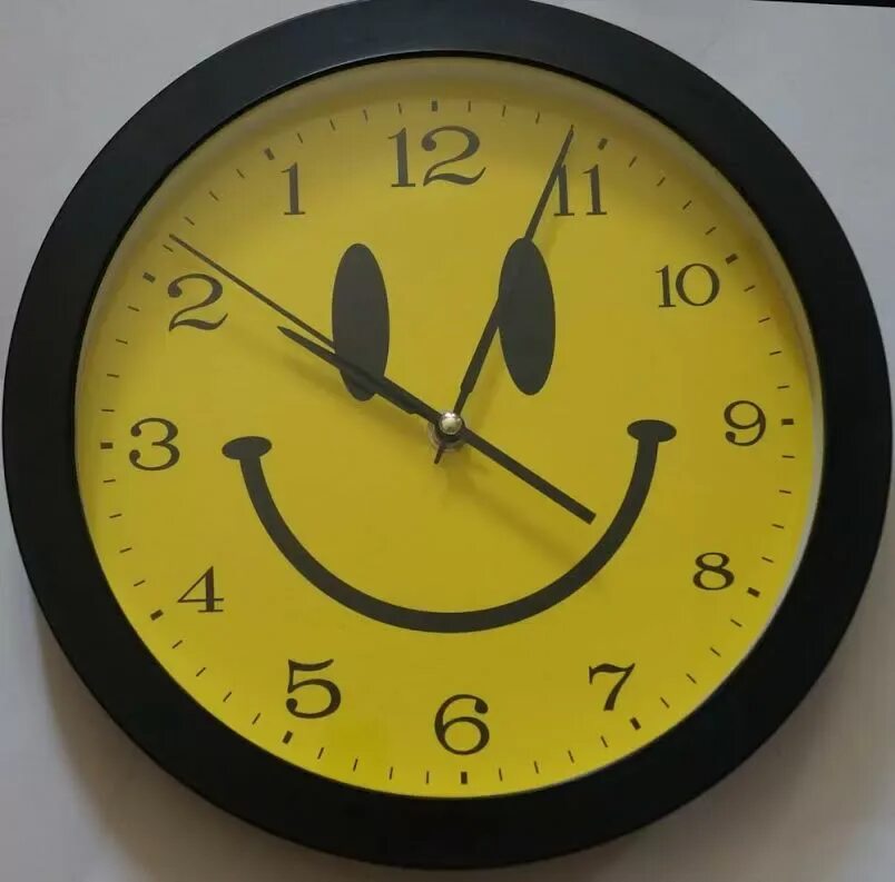 Часы задом наперед. Часы 9. Циферблат обратного хода. Часы настенные кварцевые cronos air premium 100 см. Часы наоборот.