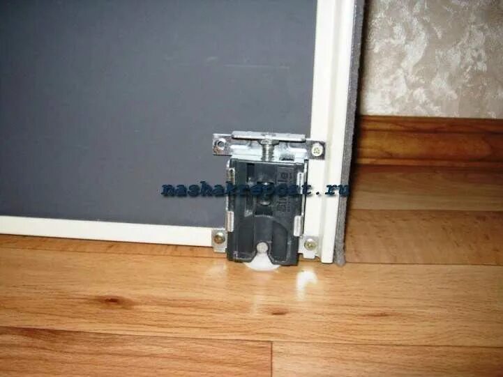 Как снять ролики со шкафа купе. Как снять ролики со шкафа купе. Ролики для шкафа купе. Как снять ролики со шкафа купе. Шкаф купе крепление роликов.