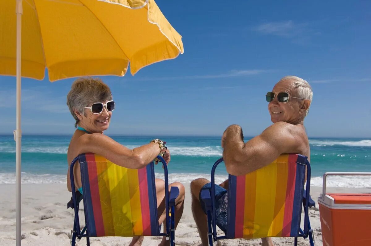 Бабушки путешествуют. Старики на отдыхе. Пожилые люди отдыхают. Пожилые люди на пляже. Пенсионеры на море.