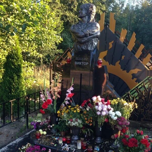 виктор цой место аварии. 15 августа 1990 года виктор цой. стена цоя 1990 год. виктор цой место аварии. цой 15.