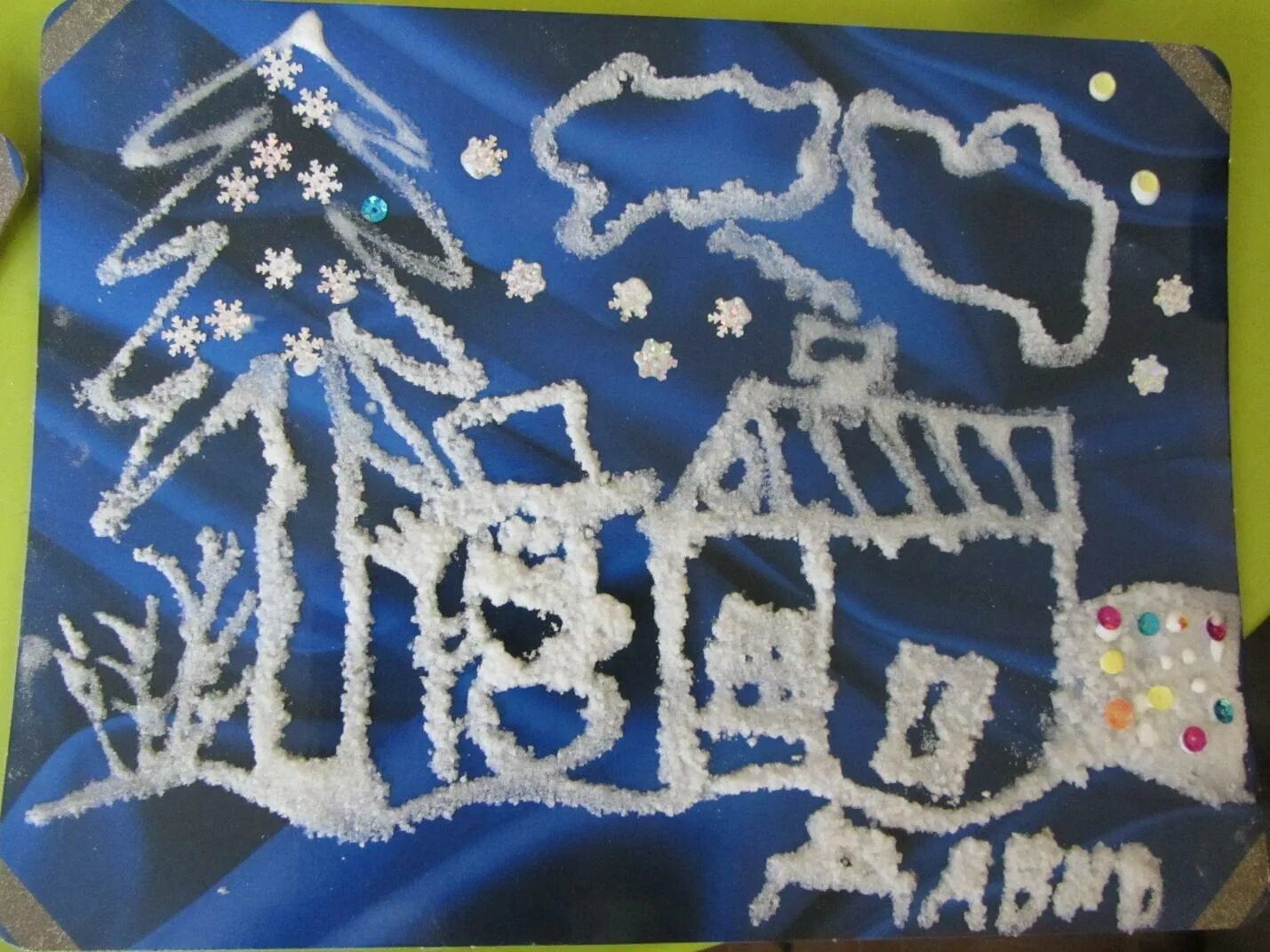 зимняя аппликация. нетрадиционное рисование на зимнюю тему солью. нетрадиционные техники рисования солью. рисование солью. нетрадиционная аппликация.