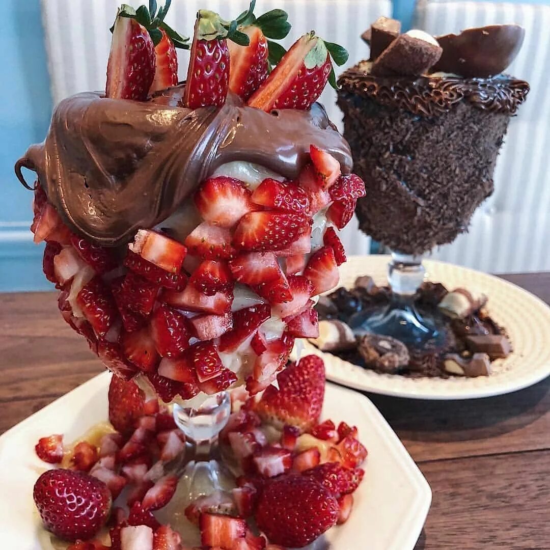 Необыкновенные десерты. Красивые сладости. Закуски в кофейне. Вкусные сладости. Самые популярные сладости.