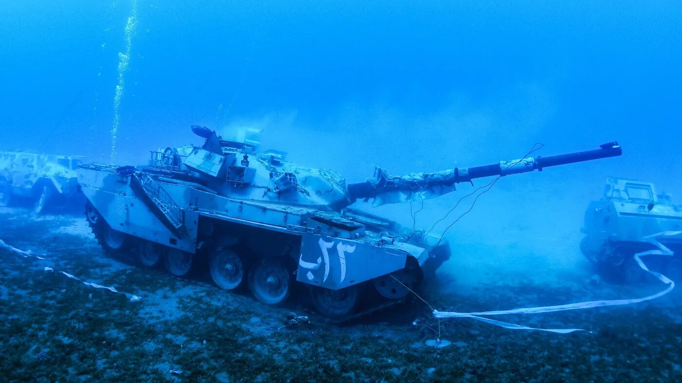 Подводный военный музей. Подводный музей Акаба. Подводный музей в Иордании. Подводный музей в Иордании военной техники. Танки под водой Акаба.