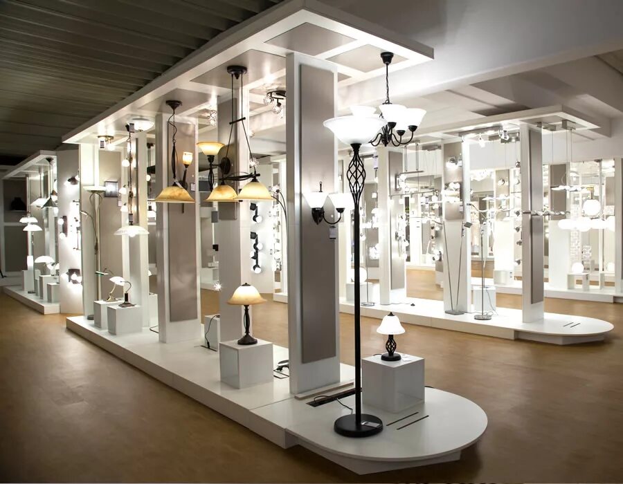 выставочный зал с сантехникой. отдел сантехники. торговое оборудование для смесителей. интерьер магазина сантехники. сантехник.