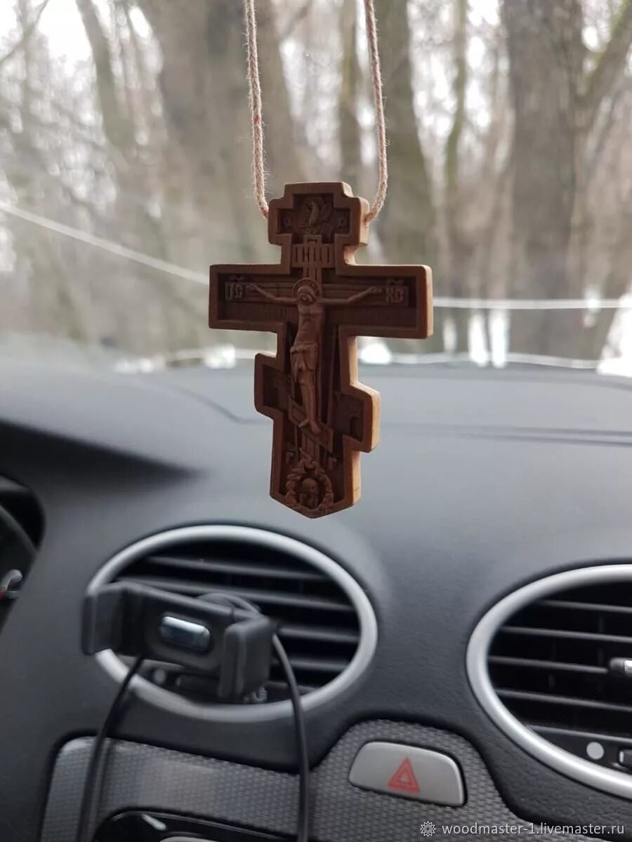 Можно ли менять крест. Креста машина. Крестик в машину. Автомобильный крестик деревянный. Деревянный крестик в машину.