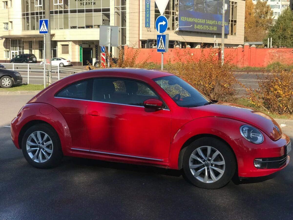 Красная машина фольксваген. Volkswagen new beetle red. Фольксваген гольф красный. Volkswagen golf 7 gti красный. Фольксваген битл.