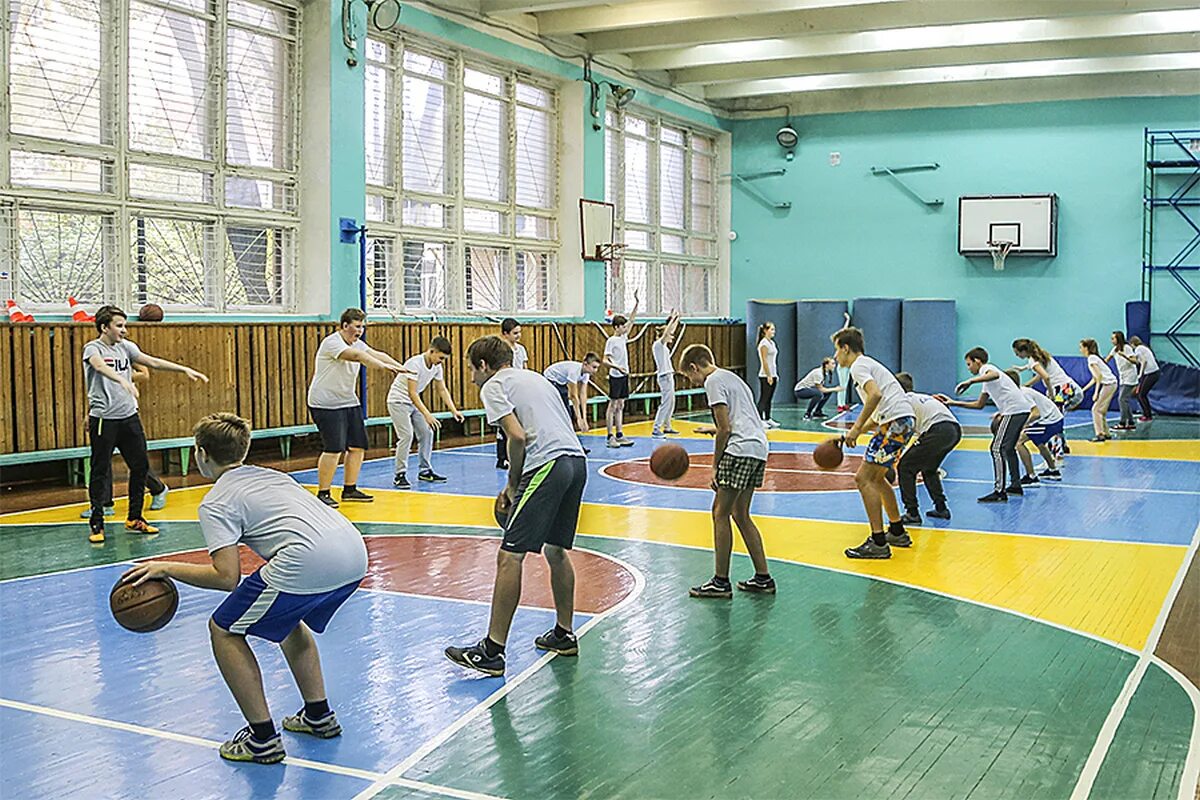 Спортивные школы челнов. Спортивный зал в школе. Спортивные залы в школе. Спортивный зал в школе с детьми. Физкультура спортзал.