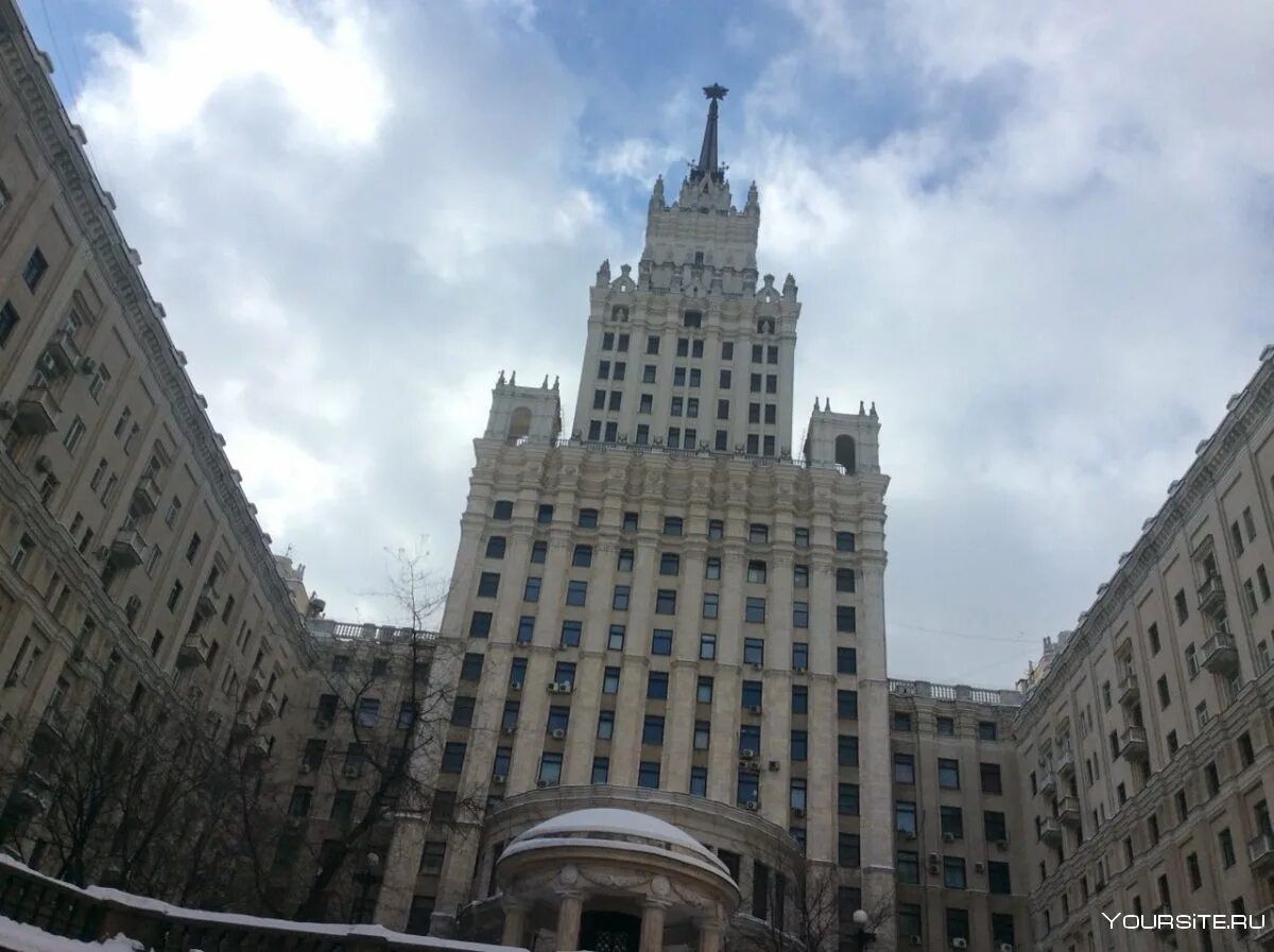 Сталинская высотка на садовой-спасской. Сталинские высотки красные ворота. Здание у красных ворот, москва, архитектор а. Жилой дом на красных воротах. Жилой дом на красных воротах.